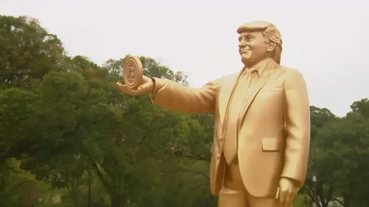 Золотая статуя Трампа с биткоином